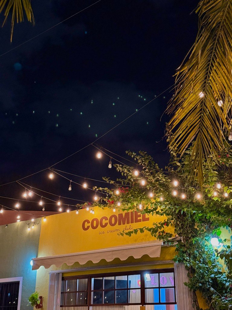 Fachada de Cocomiel Ice Cream Club de noche en Mérida