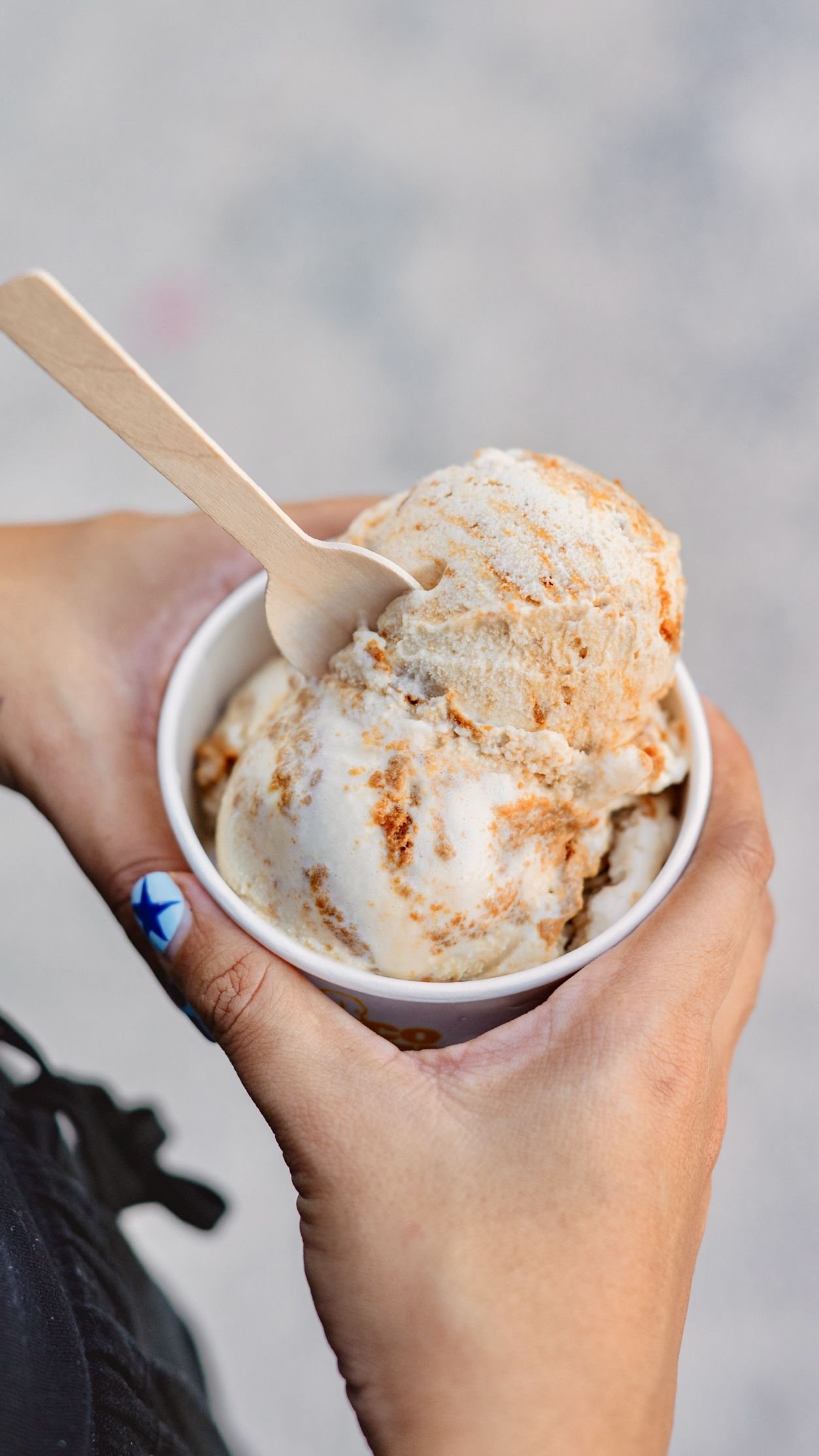 Affogato con cuchara de madera