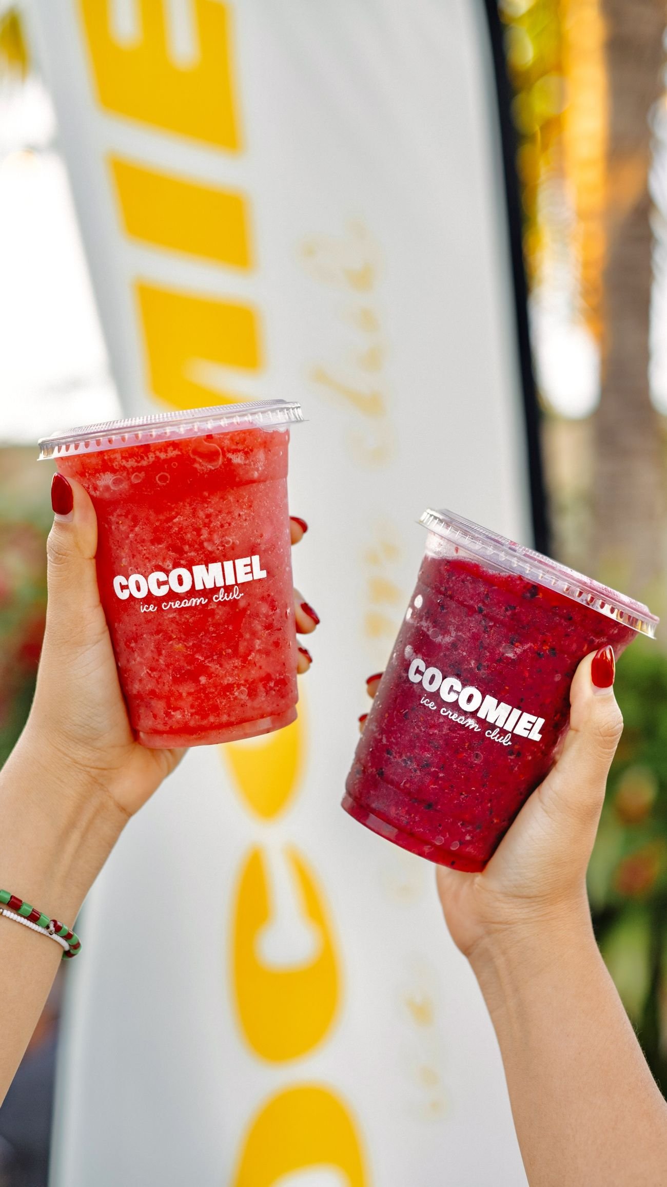 Dos frappes rojos brindando