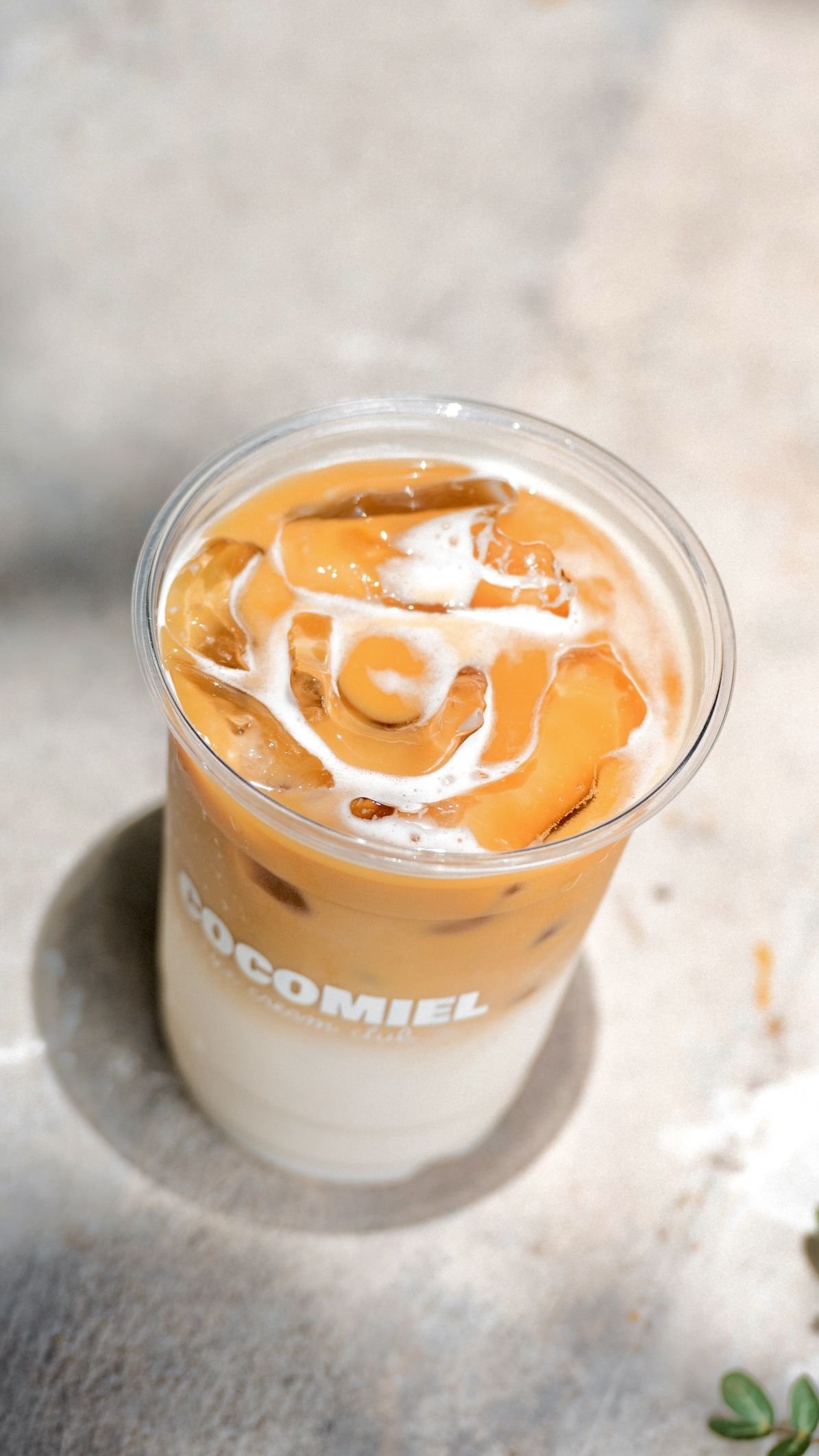 Iced latte sobre concreto